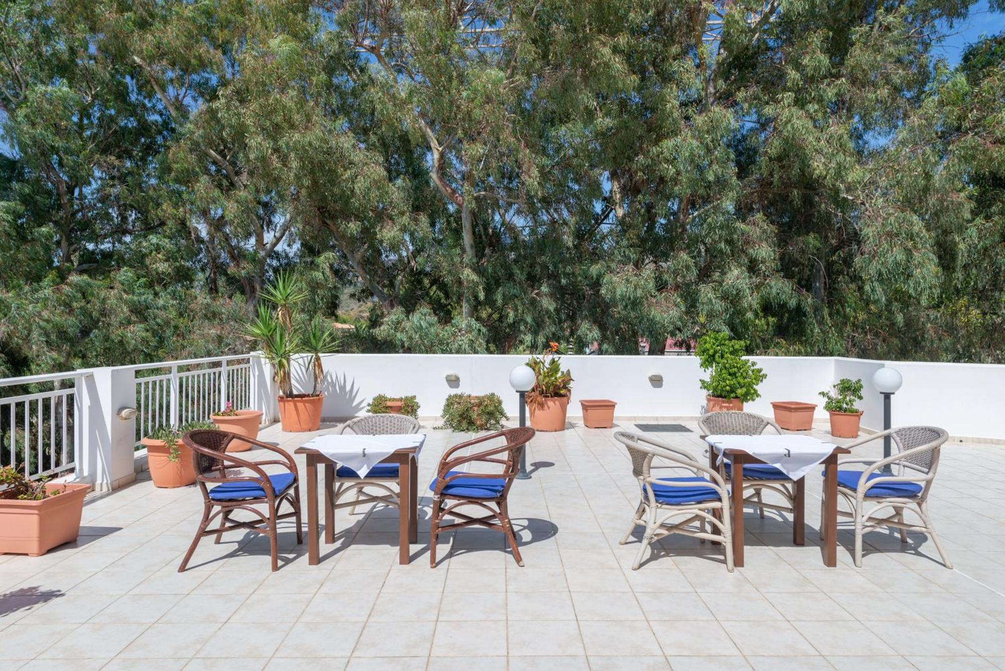 Marina Bay Hotel Ratzaklíon Екстериор снимка